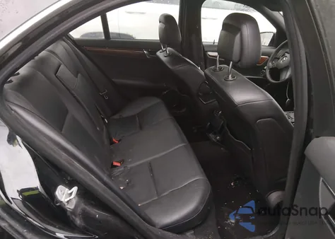 2011 Mercedes-Benz C 300 Luxury/Sport z USA, uszkodzony, nr VIN WDDGF5EB7BA449747